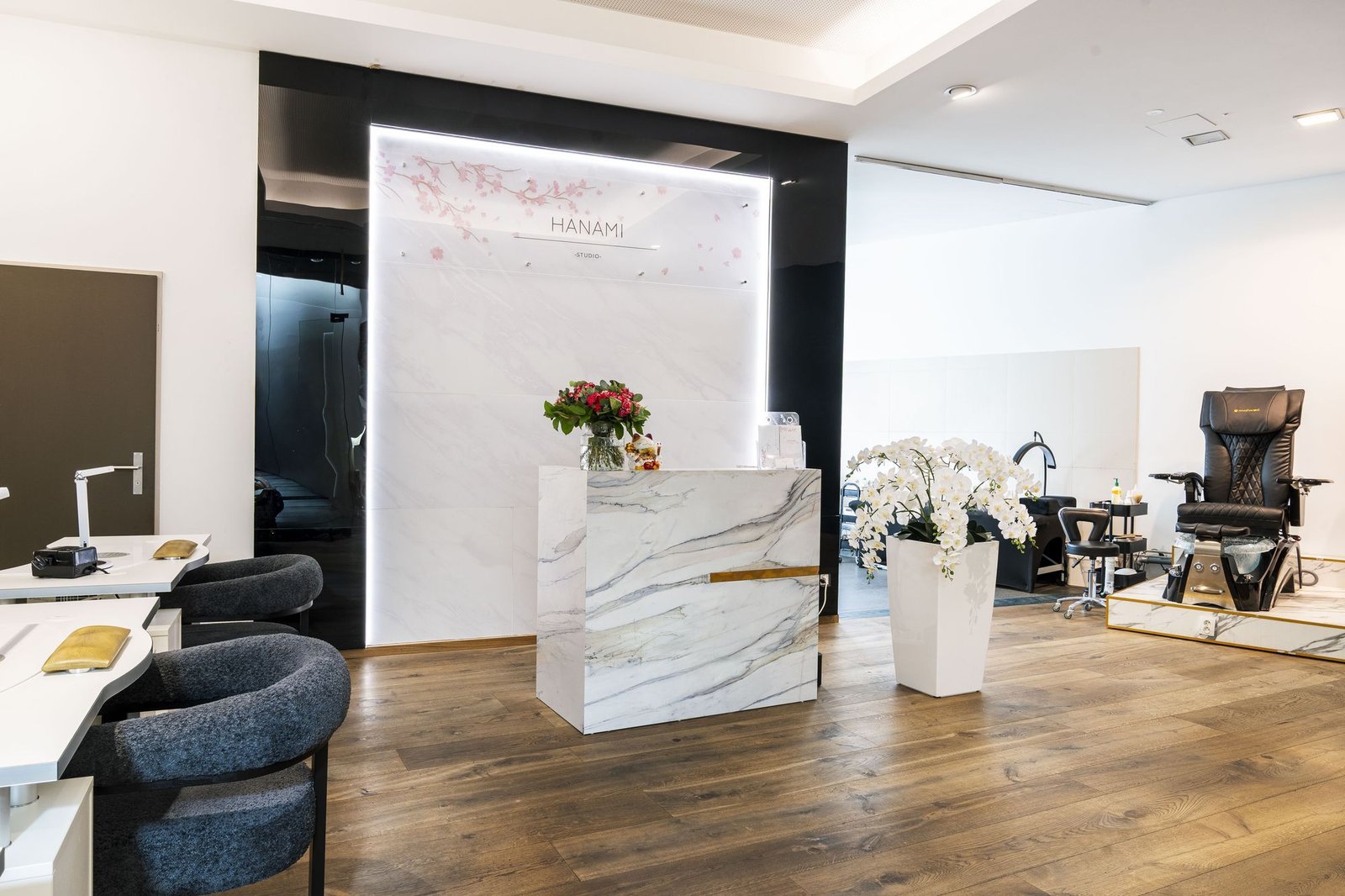 Empfang mit Hanami Schild, Orchideen und Blumen im Hanami Studio Claraplatz