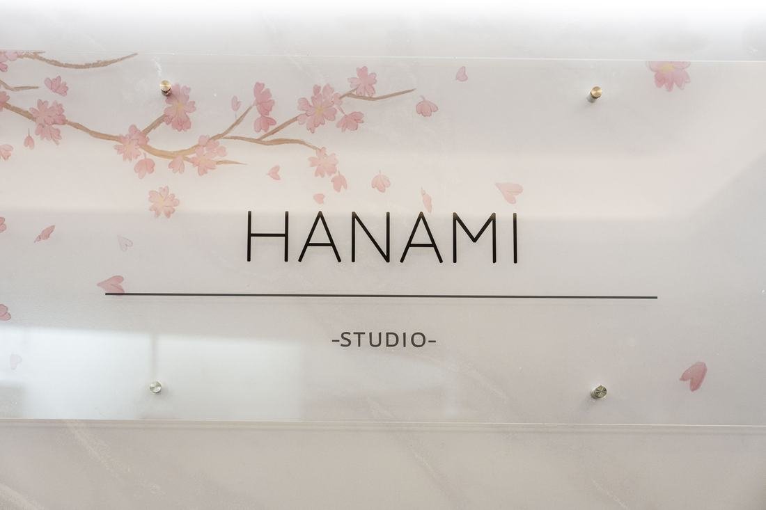Hanami Studio Schild mit gemalten Kirschblüten