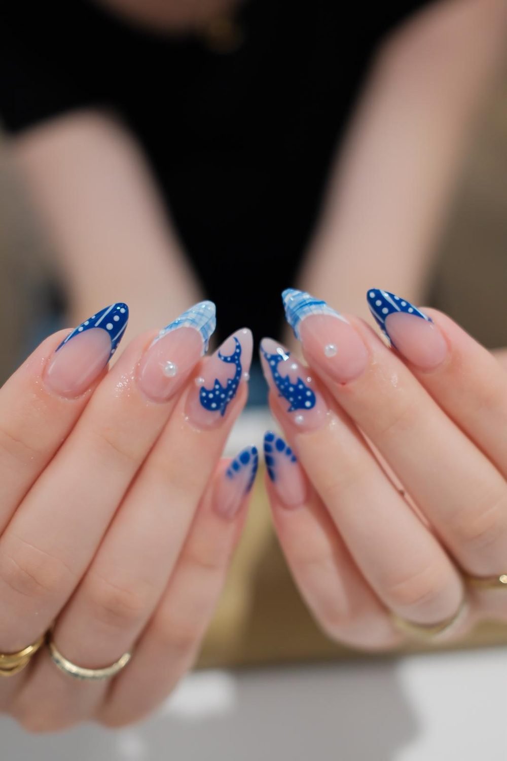 Mandelförmige Nägel mit blauem Design, Punkten und Perlen