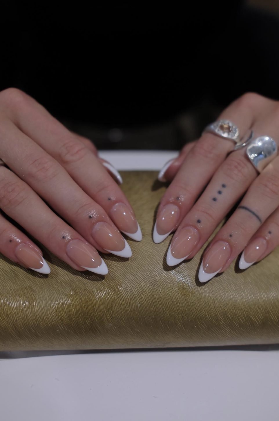 French Nails mit feinen Punkten