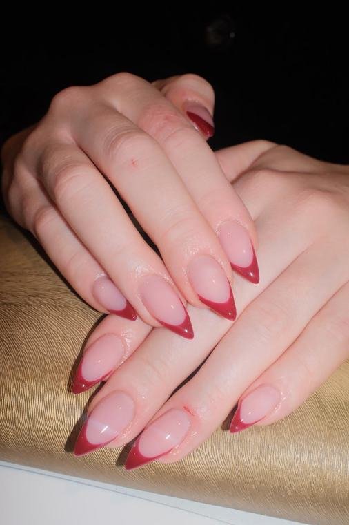French Nails mit dunkelroter Spitze