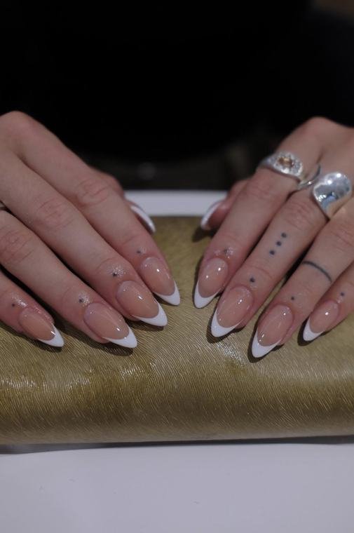French Nails mit feinen schwarzen Punkten