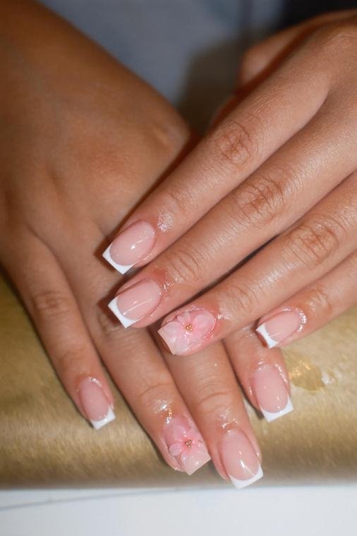 French Nails mit rosa 3D-Blüte und Goldperle